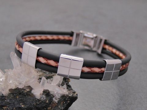 Armband aus Kautschuk und Leder mit Edelstahl Elementen, 21 cm lang, Hersteller Juwelier Harnisch, eleganter Edelstahl Armreifen mit designstarken Details.