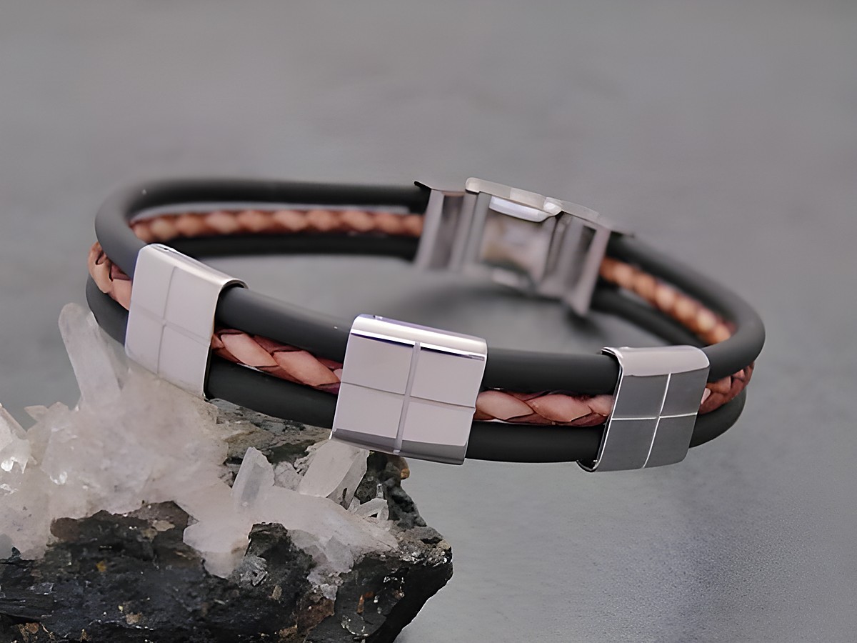 Armband aus Kautschuk und Leder mit Edelstahl Elementen, 21 cm lang, Hersteller Juwelier Harnisch, eleganter Edelstahl Armreifen mit designstarken Details.