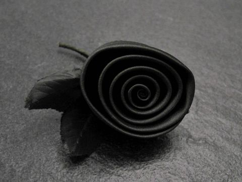Haarschmuck in Form einer zarten olivgrünen Satinrose mit dazugehörenden Blättern, ideal als Brosche von Juwelier Harnisch, perfekt für besondere Anlässe.