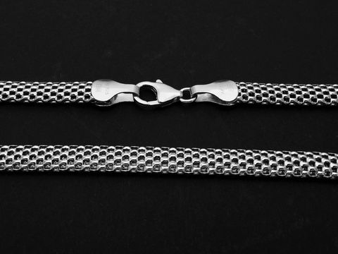 Silber Kette Geflecht rhodiniert hochwertig 45 cm Hersteller Juwelier Harnisch weitere Kettenmuster sichtbar in der Nahaufnahme mit Karabinerverschluss auf schwarzem Hintergrund.