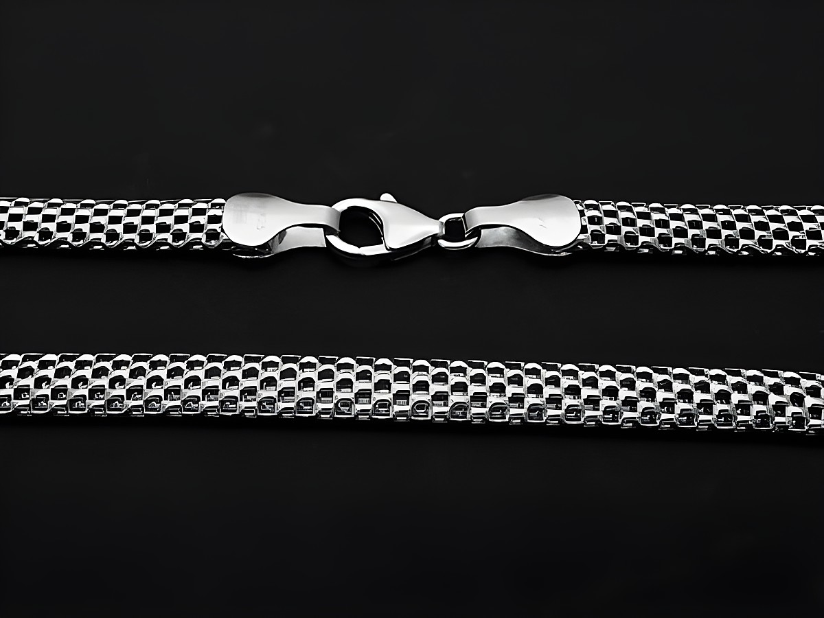 Silber Kette Geflecht rhodiniert hochwertig 45 cm Hersteller Juwelier Harnisch weitere Kettenmuster sichtbar in der Nahaufnahme mit Karabinerverschluss auf schwarzem Hintergrund.