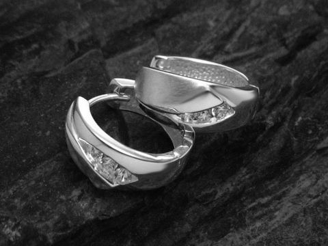Moderne Creolen aus 925 Sterling Silber mit zeitlosem Design und funkelndem Zirkonia von Juwelier Harnisch, Durchmesser bis 15 mm, elegant und stilvoll.