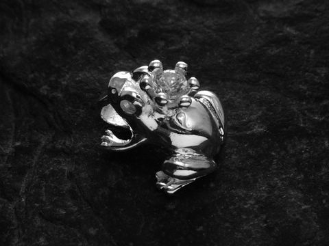 Silber Anhänger in Form eines Frosches mit Krone und Zirkonia, gefertigt von Juwelier Harnisch, ideal als Tiermotiv für schönen Schmuck.