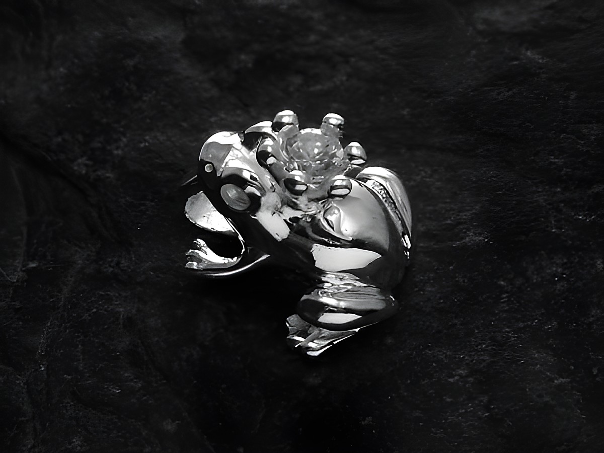 Silber Anhänger in Form eines Frosches mit Krone und Zirkonia, gefertigt von Juwelier Harnisch, ideal als Tiermotiv für schönen Schmuck.