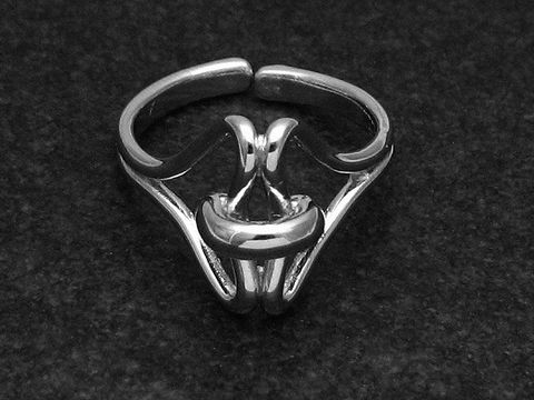 Silberring von Juwelier Harnisch, kunstvoll und wenig verstellbar, rhodiniert und ohne Stein, edles Design für stilvolle Akzente, perfekt für den Alltag oder besondere Anlässe.