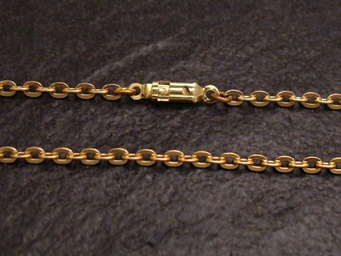 Goldfarbene Ankerkette mit einer Stärke von 3 mm und einer Länge von 60 cm, Hersteller Juwelier Harnisch, glänzende Kettenglieder auf dunkelem Hintergrund.