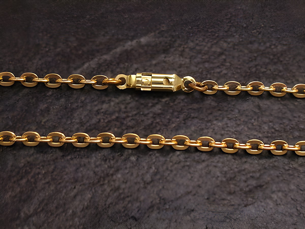 Goldfarbene Ankerkette mit einer Stärke von 3 mm und einer Länge von 60 cm, Hersteller Juwelier Harnisch, glänzende Kettenglieder auf dunkelem Hintergrund.