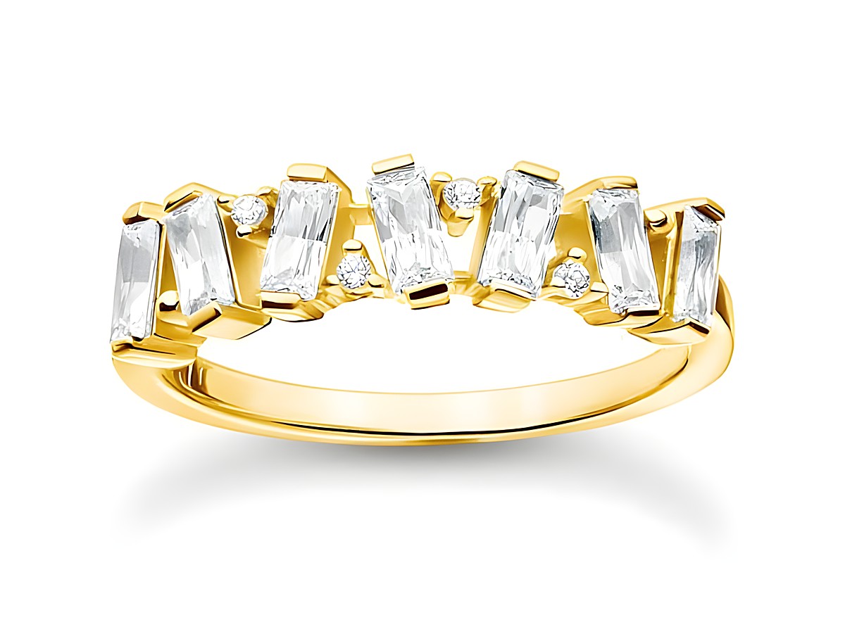 Thomas Sabo Charming Ring aus Sterling Silber, vergoldet in Gelbgold, mit Zirkonia in weiß, schmaler Bandring in Größe 48 mit elegantem Design und funkelnden Steinen in unterschiedlichen Anordnungen.