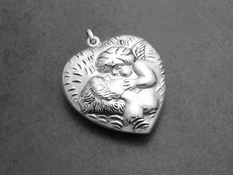 Engel 925 Sterling Silber Anhänger in Form eines 3D Herzens, liebevoll im Detail gestaltet und von Juwelier Harnisch gefertigt, zeigt einen Engel in inniger Umarmung.