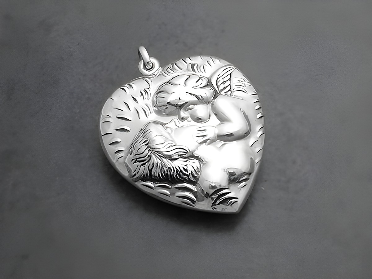 Engel 925 Sterling Silber Anhänger in Form eines 3D Herzens, liebevoll im Detail gestaltet und von Juwelier Harnisch gefertigt, zeigt einen Engel in inniger Umarmung.