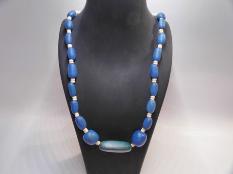 Holzkette mit ovalen Kugeln in naturbraun und blau, 40 mm Durchmesser, 60 cm lang, idealer Holzschmuck vom Hersteller Juwelier Harnisch in naturbraun und bunt.
