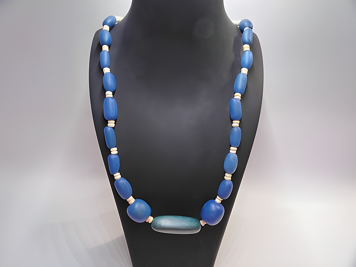 Holzkette mit ovalen Kugeln in naturbraun und blau, 40 mm Durchmesser, 60 cm lang, idealer Holzschmuck vom Hersteller Juwelier Harnisch in naturbraun und bunt.