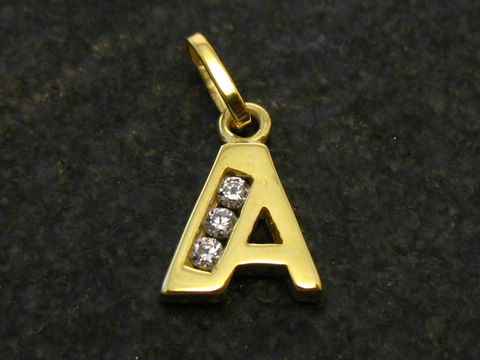 Goldener Buchstaben A Anhänger mit Zirkonia, hergestellt von Juwelier Harnisch, ideal als persönliche Geschenkidee oder schicke Ergänzung für jede Schmuckkollektion.