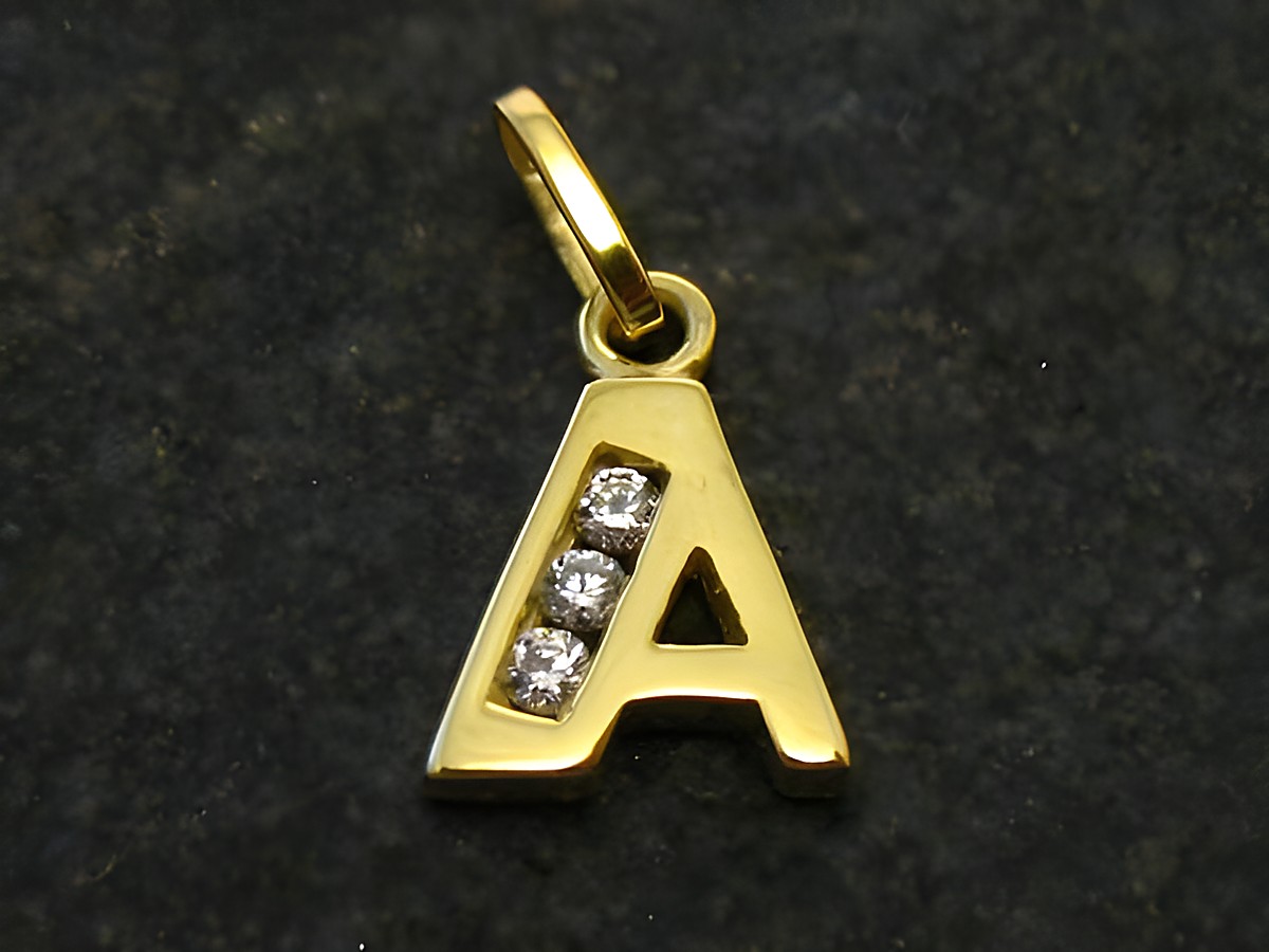 Goldener Buchstaben A Anhänger mit Zirkonia, hergestellt von Juwelier Harnisch, ideal als persönliche Geschenkidee oder schicke Ergänzung für jede Schmuckkollektion.