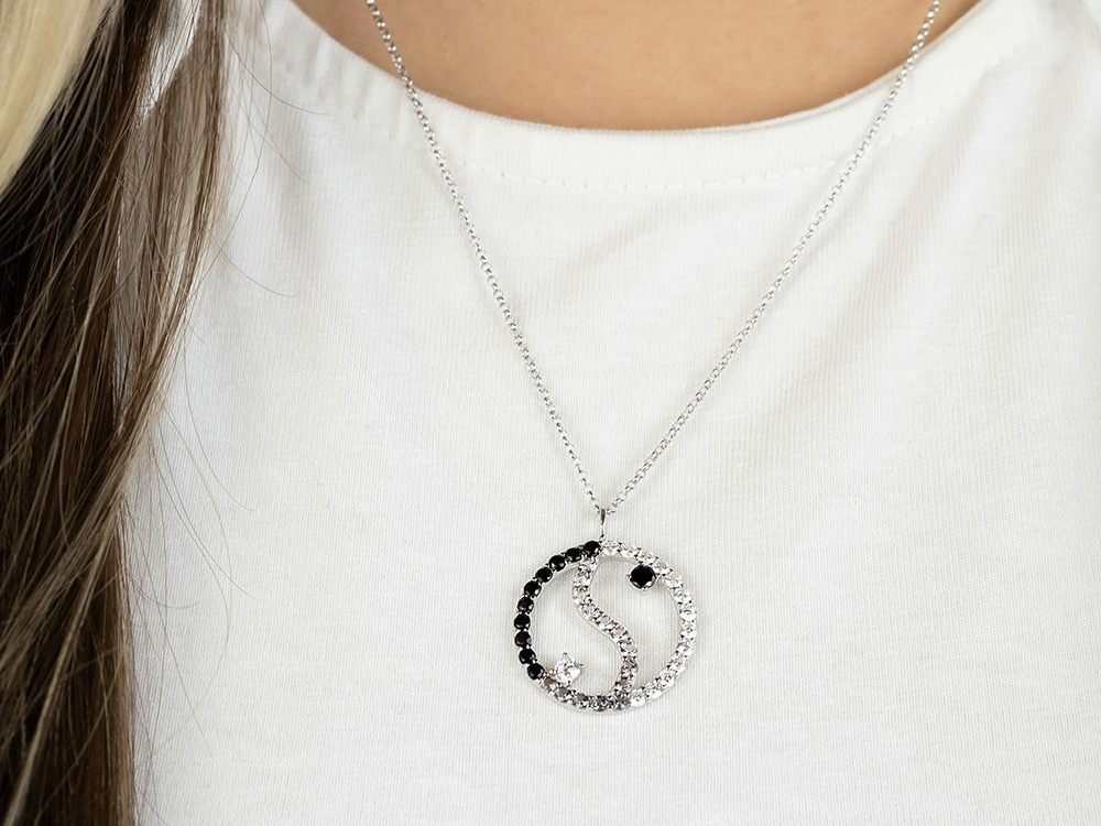 Silberne Kette mit Yin Yang Anhänger, verziert mit Zirkonia, auf einem weißen Oberteil getragen, Länge 42 plus 4 plus 4 cm, von Engelsrufer, Neuheit.
