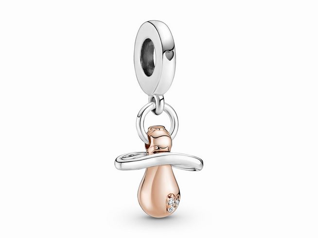Ein silberner und roségoldverzierter Schnuller Charm-Anhänger von Pandora mit Zirkonia, ideal als Babygeschenk oder Schmuckstück für besondere Anlässe.