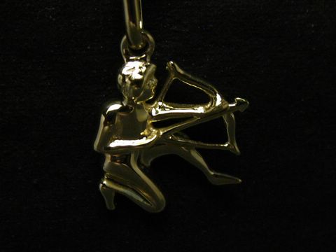 Schütze - poliertes Gold Sternzeichen - plastisch, Hersteller Juwelier Harnisch, Darstellung des Schützen mit Bogen und Pfeil in ansprechendem Design. Ideal als Schmuckstück für Sternzeichenliebhaber.