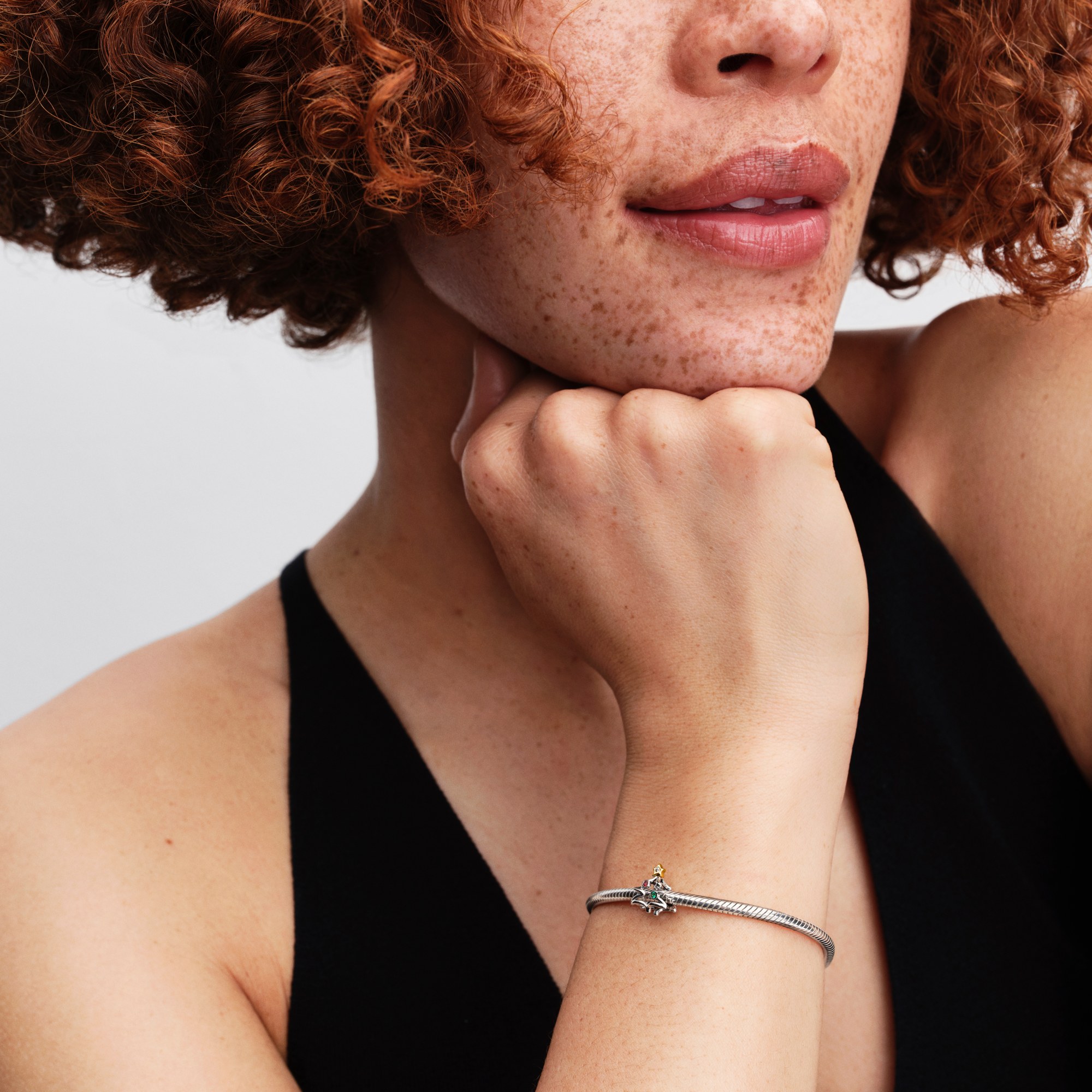 Pandora Weihnachtsbaum Charm - Sterling Silber & Gelbgold Vergoldung - Steinmix Rot – Ansicht 4
