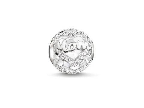 Silberner KARMA BEAD von Thomas Sabo mit der Gravur Mom, umgeben von Herzen und Zirkonia in weiß, verziert mit Achat, passend für charmige Armbänder.