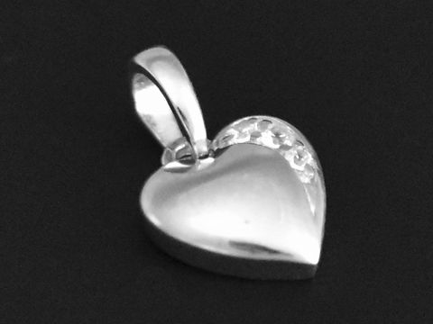 Silber Anhänger in Herzform, zuckersüß und rhodiniert, verziert mit Zirkonia, Hersteller Juwelier Harnisch, Perlen und Steine.