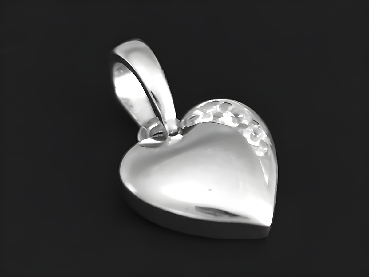 Silber Anhänger in Herzform, zuckersüß und rhodiniert, verziert mit Zirkonia, Hersteller Juwelier Harnisch, Perlen und Steine.
