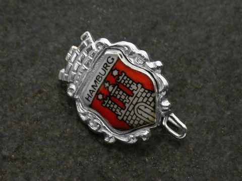 Wappen Brosche aus echtem Silber mit dem Hamburg Wappen, Hersteller Juwelier Harnisch, als typisches Hamburg Souvenir.