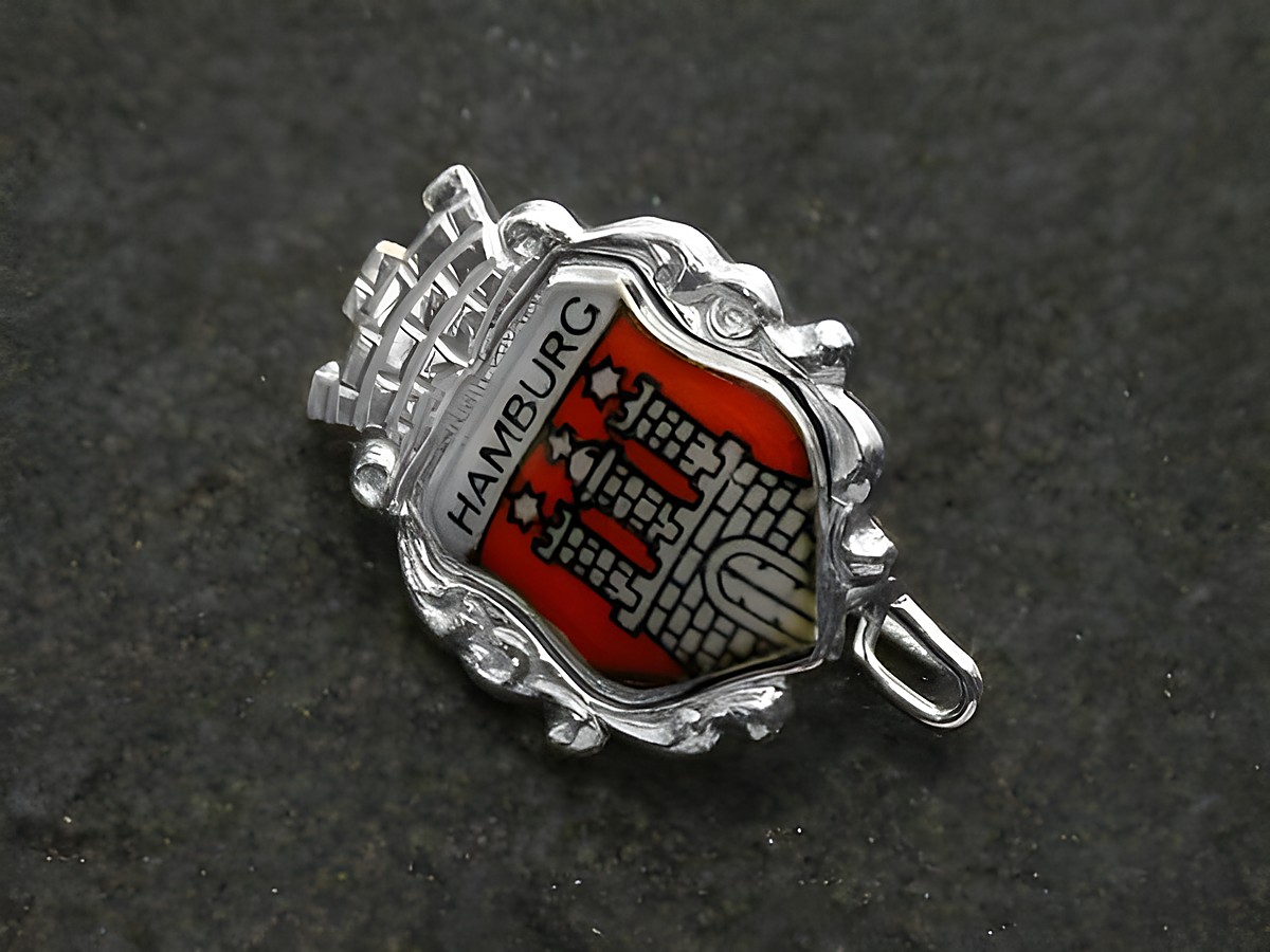 Wappen Brosche aus echtem Silber mit dem Hamburg Wappen, Hersteller Juwelier Harnisch, als typisches Hamburg Souvenir.