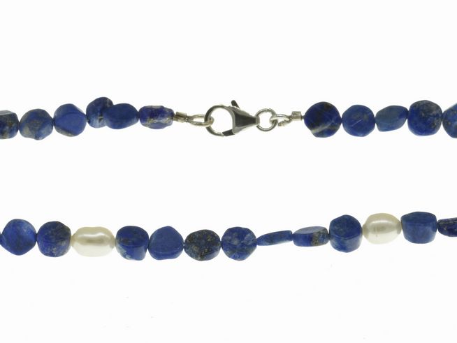 Steinkette aus Lapislazuli und Süßwasser-Zuchtperlen in Blau und Weiß, 45 cm lang mit Silberverschluss, von Juwelier Harnisch.