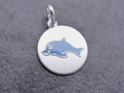 Silber Anhänger in Form eines Delphins mit blauem Lack auf einer ovalen, matten Oberfläche, entzückend, Hersteller: Juwelier Harnisch, Silber Anhänger.