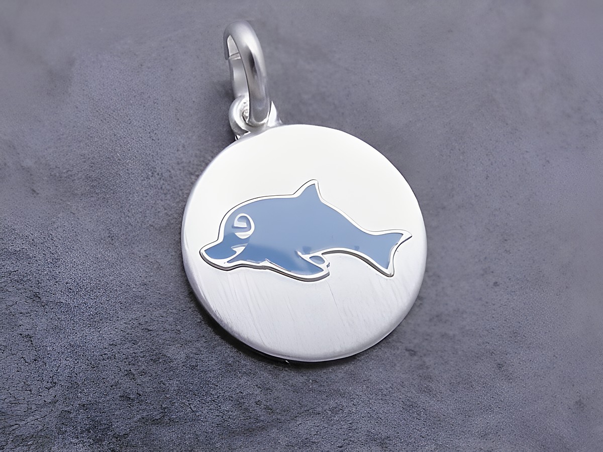 Silber Anhänger in Form eines Delphins mit blauem Lack auf einer ovalen, matten Oberfläche, entzückend, Hersteller: Juwelier Harnisch, Silber Anhänger.