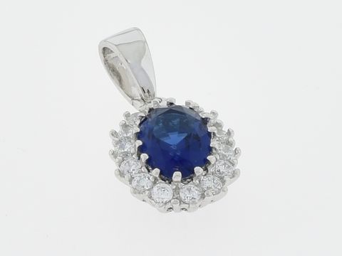 Silber Anhänger in ovaler Form mit glitzerndem Zirkonia in dunkelblau, umgeben von weiteren Zirkonia-Materialien, hergestellt von Juwelier Harnisch.
