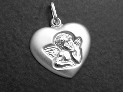 Herz mit Engel aus teilmattiertem Sterling Silber, romantischer Anhänger von Juwelier Harnisch, zeigt einen nachdenklichen Engel auf einem Herz.