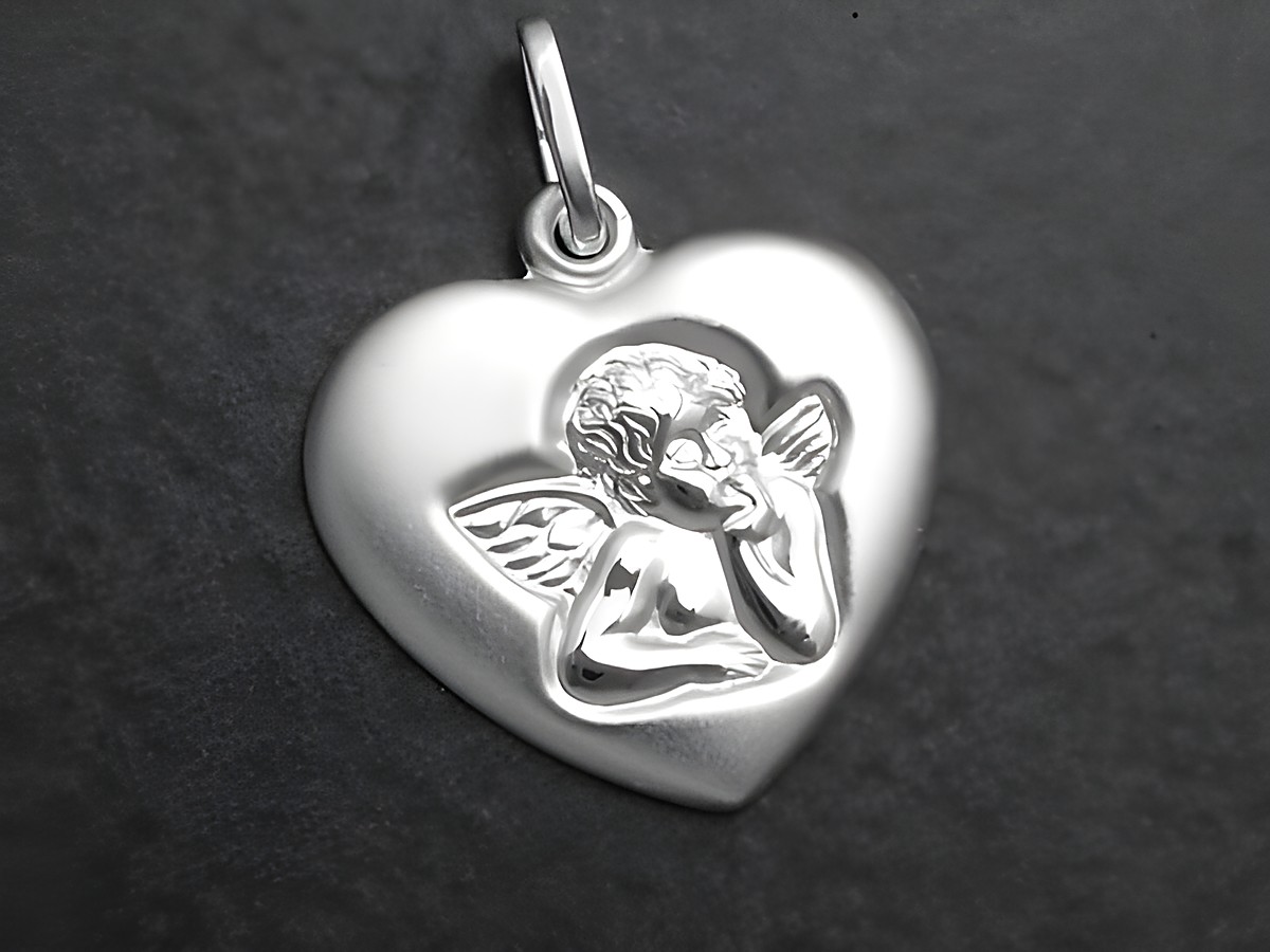 Herz mit Engel aus teilmattiertem Sterling Silber, romantischer Anhänger von Juwelier Harnisch, zeigt einen nachdenklichen Engel auf einem Herz.