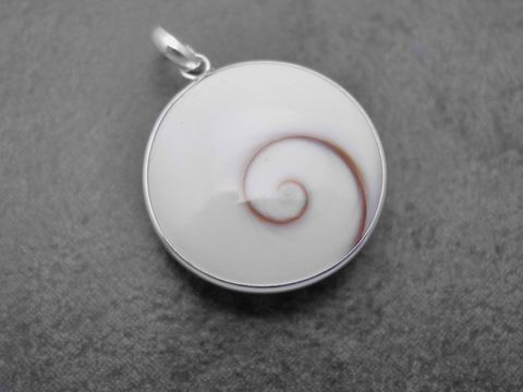 Symbolischer Anhänger in Rundform aus Silber mit einem weißen und braunen Shiva Auge, hergestellt von Juwelier Harnisch, als Glücksbringer gestaltet.