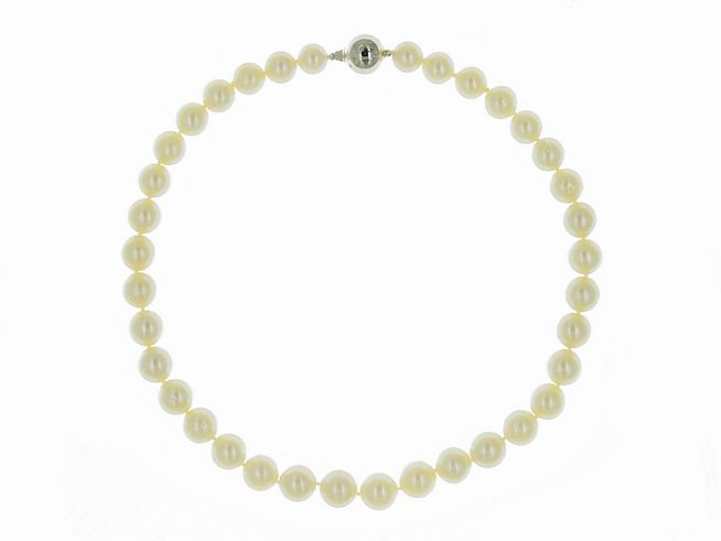Perlenkette aus Südseeperlen mit einem Durchmesser von 10,5 bis 12 mm in Weiß, klassisch und elegant, Länge 45 cm, gefertigt von Juwelier Harnisch.