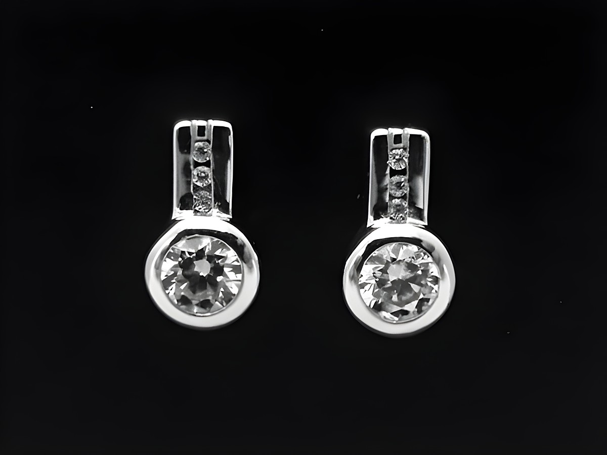 Elegante Design Ohrstecker aus rhodiniertem Sterling Silber mit Zirkonia, Hersteller Juwelier Harnisch, glänzende Oberfläche und zeitloses Design. Ideal für festliche Anlässe.
