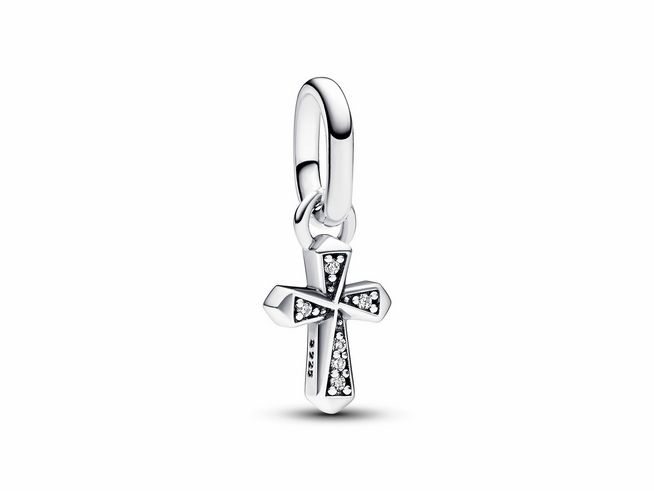 Ein funkelnder Mini-Anhänger-Charm in Form eines Kreuzes aus Sterling Silber, verziert mit Zirkonia, passend für Pandora ME. Ideal für individuelle Schmuckgestaltungen.