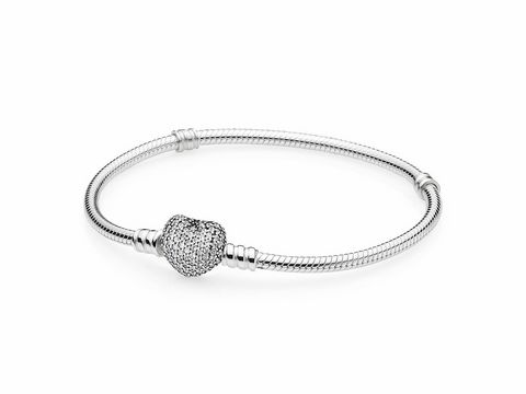 Silbernes Armband von Pandora mit Pavé-Herz-Verschluss, besetzt mit Zirkonia, auf elastischem Band, stilvoll und glänzend, ideal für feminine Akzente im Alltag oder zu besonderen Anlässen.