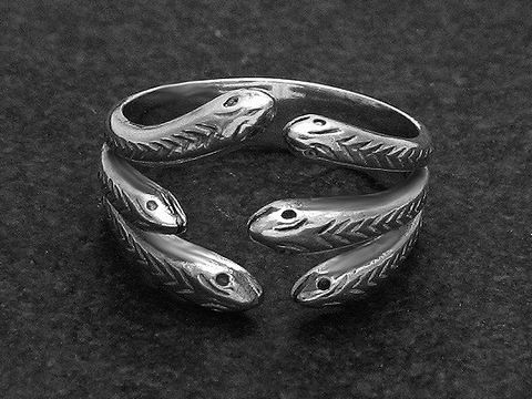 Silberring mit drei Schlangen, wenig verstellbar, Hersteller Juwelier Harnisch, ohne Stein, detailreiche Verarbeitung der Schlangenköpfe, elegantes und einzigartiges Design.