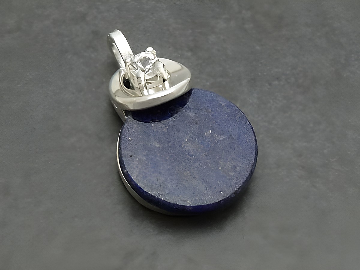 Silber Anhänger -City- 17x12mm mit rundem Sodalith in Blau, hergestellt von Juwelier Harnisch, ergänzt durch weitere Steine, elegantes Design für jeden Anlass.