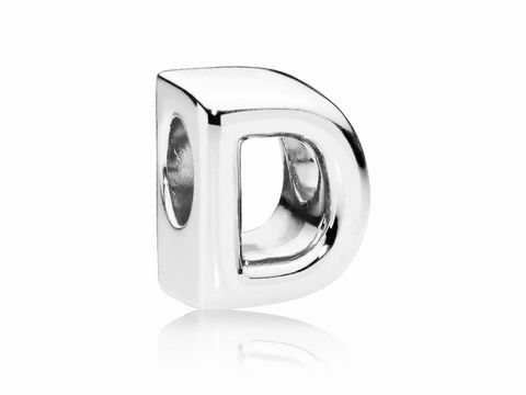 Buchstaben Charm von Pandora in Form des Buchstabens D aus 925 Sterling Silber, glänzende Oberfläche, elegantes Design für Personalisiertes Schmuckstück.