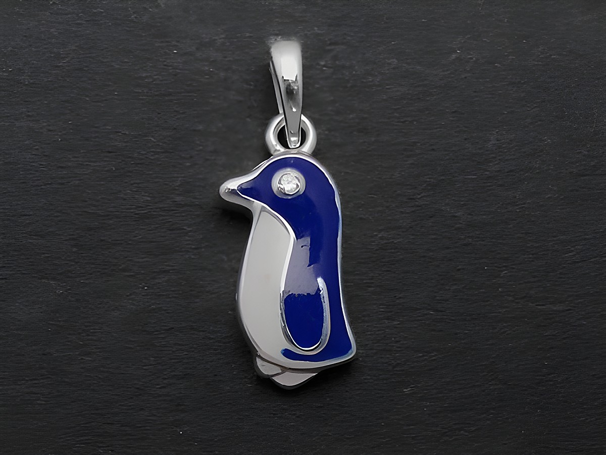 Silber Anhänger - Pinguin - weiß-blau tierisch - Zirkonia + Lack, Hersteller: Juwelier Harnisch, für Kinder. Elegantes und niedliches Design, ideal als Schmuckstück für junge Liebhaber von Tieren.
