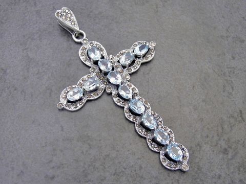 Silber Anhänger in Form eines großen Kreuzes, verziert mit blauen Topasen und Markasiten, hergestellt von Juwelier Harnisch, ein elegantes religiöses Schmuckstück mit Stein.