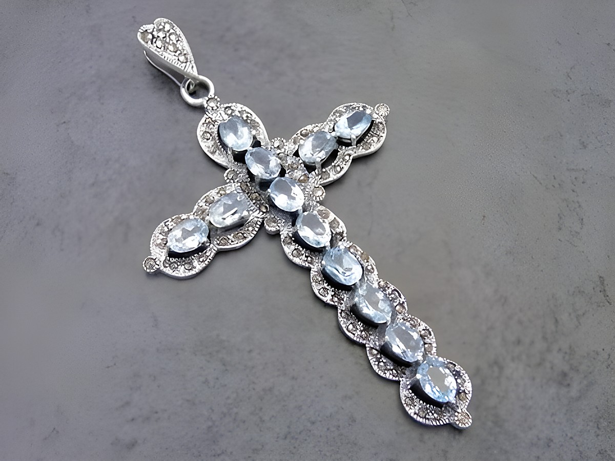 Silber Anhänger in Form eines großen Kreuzes, verziert mit blauen Topasen und Markasiten, hergestellt von Juwelier Harnisch, ein elegantes religiöses Schmuckstück mit Stein.