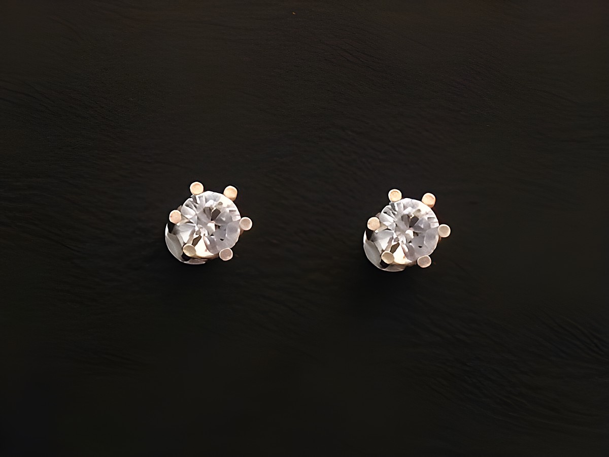 Moderne Ohrringe aus Weißgold 333 mit traumhaften Zirkonia-Steinen, hergestellt von Juwelier Harnisch, perfekt für jeden Anlass und stilvoll im Design.