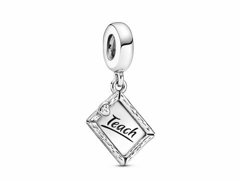 Charm in Form einer Tafel aus Silber mit der Aufschrift Teach, ideal für Lehrer und Ehrenamtliche, von Pandora, Modellnummer 799108C00.