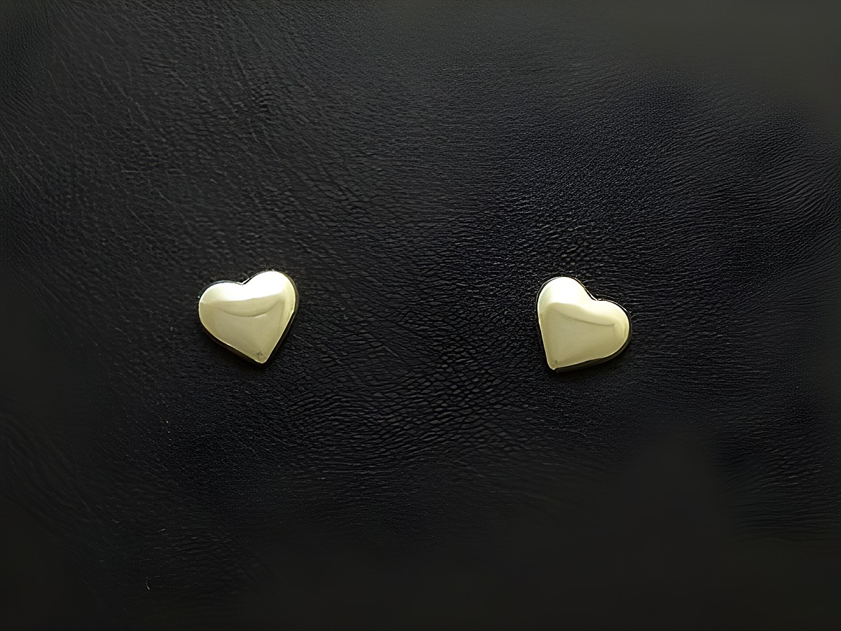 Herz Ohrstecker aus Gold 333 von Juwelier Harnisch, reizende Herz Ohrringe in schlichter Form, perfekt für jeden Anlass.
