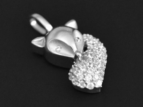 Silber Anhänger eines Fuchses, rhodiniert, mit funkelnden Zirkonia gestaltet, tierisches Design, Hersteller Juwelier Harnisch. Ideal für Tierliebhaber und Schmuckliebhaber.
