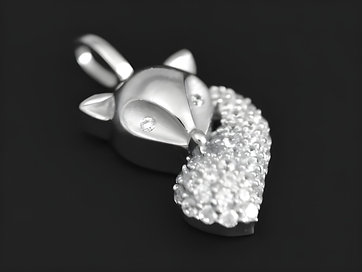 Silber Anhänger eines Fuchses, rhodiniert, mit funkelnden Zirkonia gestaltet, tierisches Design, Hersteller Juwelier Harnisch. Ideal für Tierliebhaber und Schmuckliebhaber.