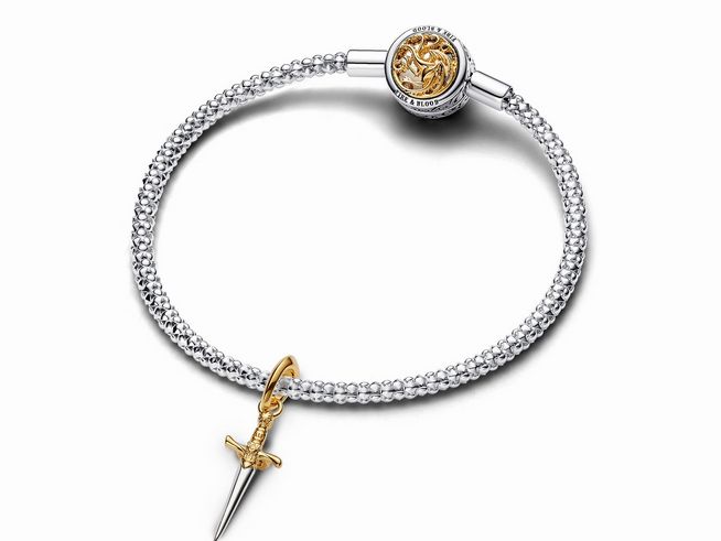 Schmuckarmband aus Silber mit einem goldfarbenen charm und einem niedlichen Nadel schwert Anhänger im Game of Thrones Design von Pandora. Ideal für Fans der Serie.